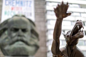 Kunstaktion gegen Hetze und Gewalt in Chemnitz (Symbolfoto): Ein Bronze-Wolf des Künstlers Opolka steht mit Hitlergruß vor dem Karl-Marx-Monument.