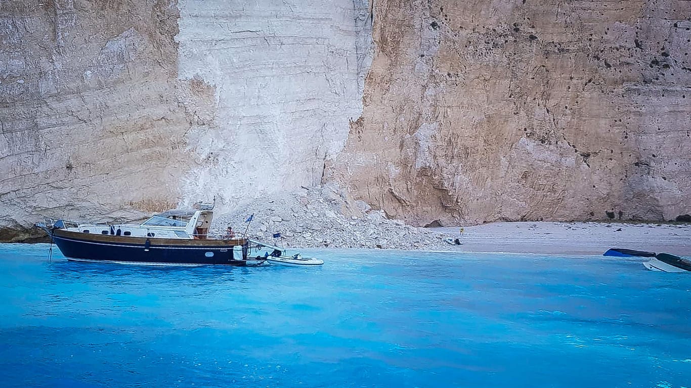 Der Strand von Navagio auf Zakynthos nach einem Bergsturz: Mindestens drei Boote seien aufgrund der Flutwelle gekentert.