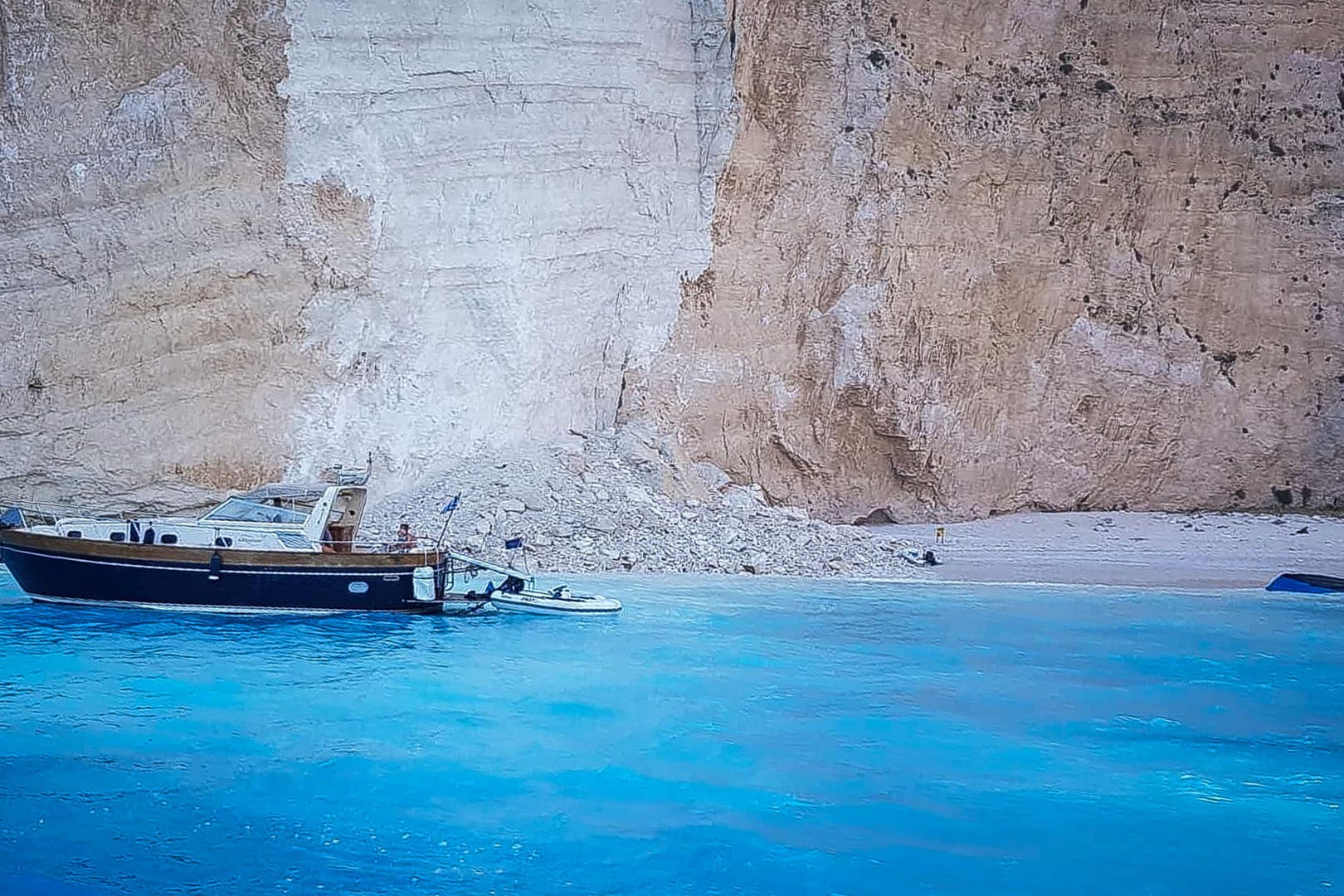 Der Strand von Navagio auf Zakynthos nach einem Bergsturz: Mindestens drei Boote seien aufgrund der Flutwelle gekentert.