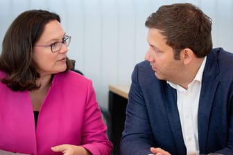 SPD-Chefin Andrea Nahles und Generalsekretär Lars Klingbeil: Sie sprechen entschlossen, aber sie drohen noch nicht.