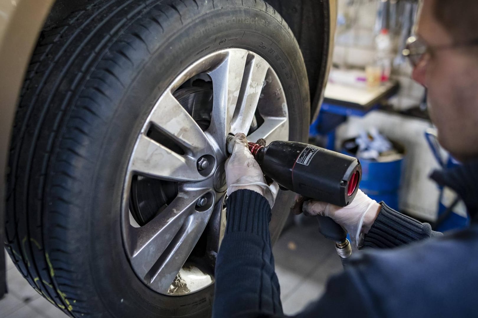 Regelung zur Winterreifenpflicht: Bei Verstoß werden Fahrer und Halter zur Kasse gebeten. Drei von vier Autofahrern (73 Prozent) haben noch nie davon gehört, zeigt eine Umfrage im Auftrag des Reifenspezialisten reifen.com.