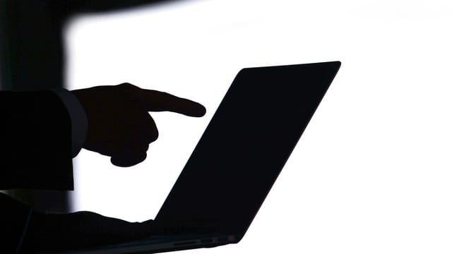 Das System, mit dem sich der britische Geheimdienst Zugang zu riesigen Datenmengen verschaffte, habe gegen das Recht auf Privatleben und auf freie Meinungsäußerung verstoßen, heißt es in dem Urteil. Das System, mit dem sich der britische Geheimdienst Zugang zu riesigen Datenmengen verschaffte, habe gegen das Recht auf Privatleben und auf freie Meinungsäußerung verstoßen, heißt es in dem Urteil.