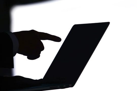 Das System, mit dem sich der britische Geheimdienst Zugang zu riesigen Datenmengen verschaffte, habe gegen das Recht auf Privatleben und auf freie Meinungsäußerung verstoßen, heißt es in dem Urteil.