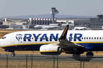Maschine von Ryanair am Frankfurter Flughafen: Am 28. September wird in Italien, Portugal, Spanien, Belgien und den Niederlanden gegen die Arbeitsbedingungen bei Ryanair gestreikt.