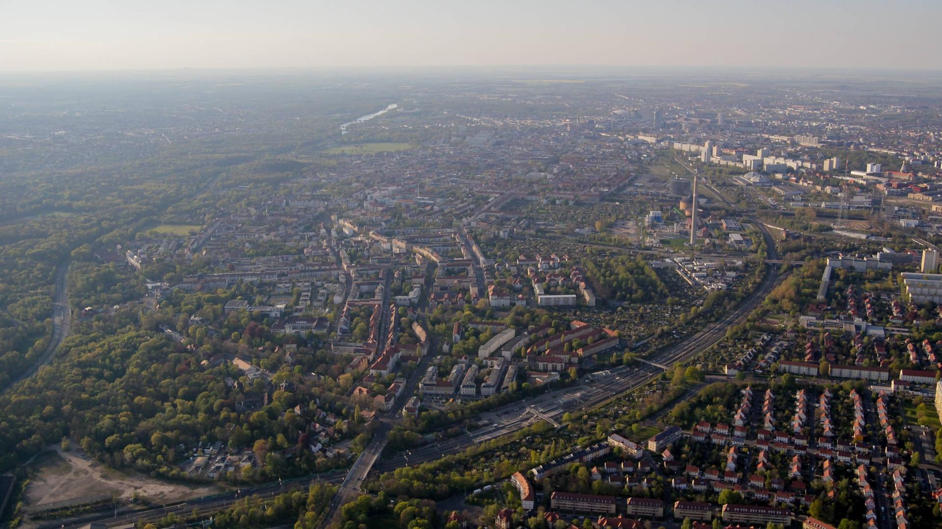 Luftaufnhame von Connewitz und anderen Leipziger Stadtteilen: Zwei Tatverdächtige konnten von der Polizei gestellt werden. Luftaufnhame von Connewitz und anderen Leipziger Stadtteilen: Zwei Tatverdächtige konnten von der Polizei gestellt werden.