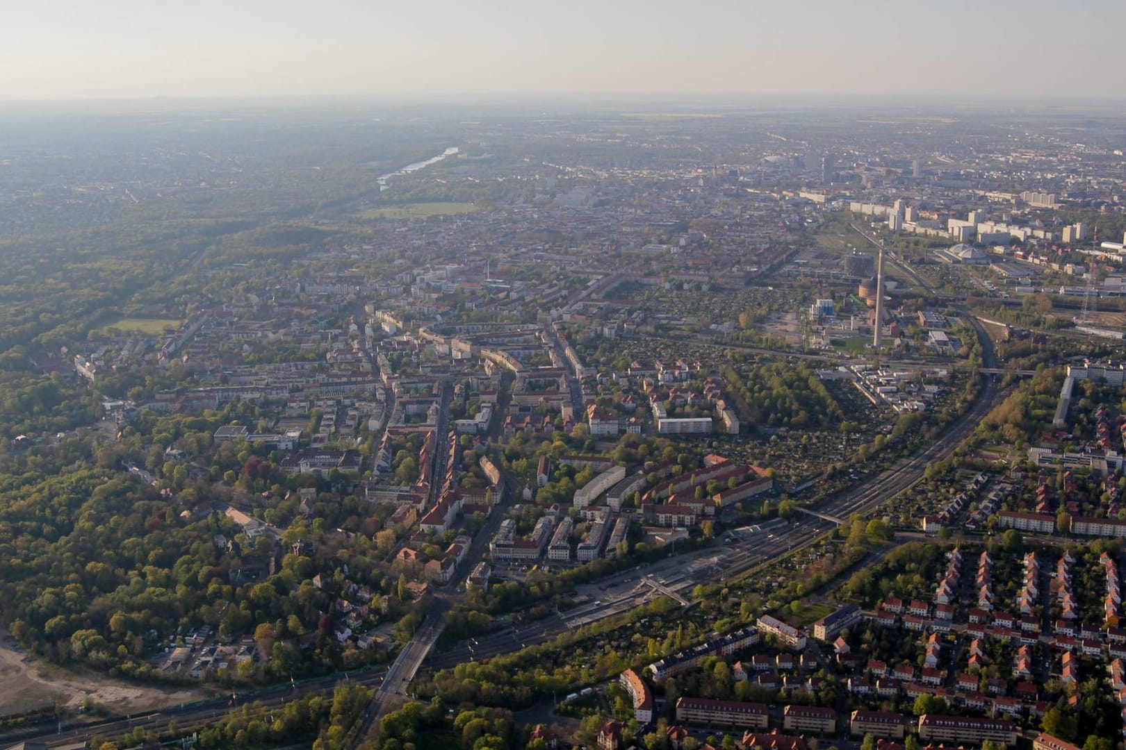 Luftaufnhame von Connewitz und anderen Leipziger Stadtteilen: Zwei Tatverdächtige konnten von der Polizei gestellt werden.
