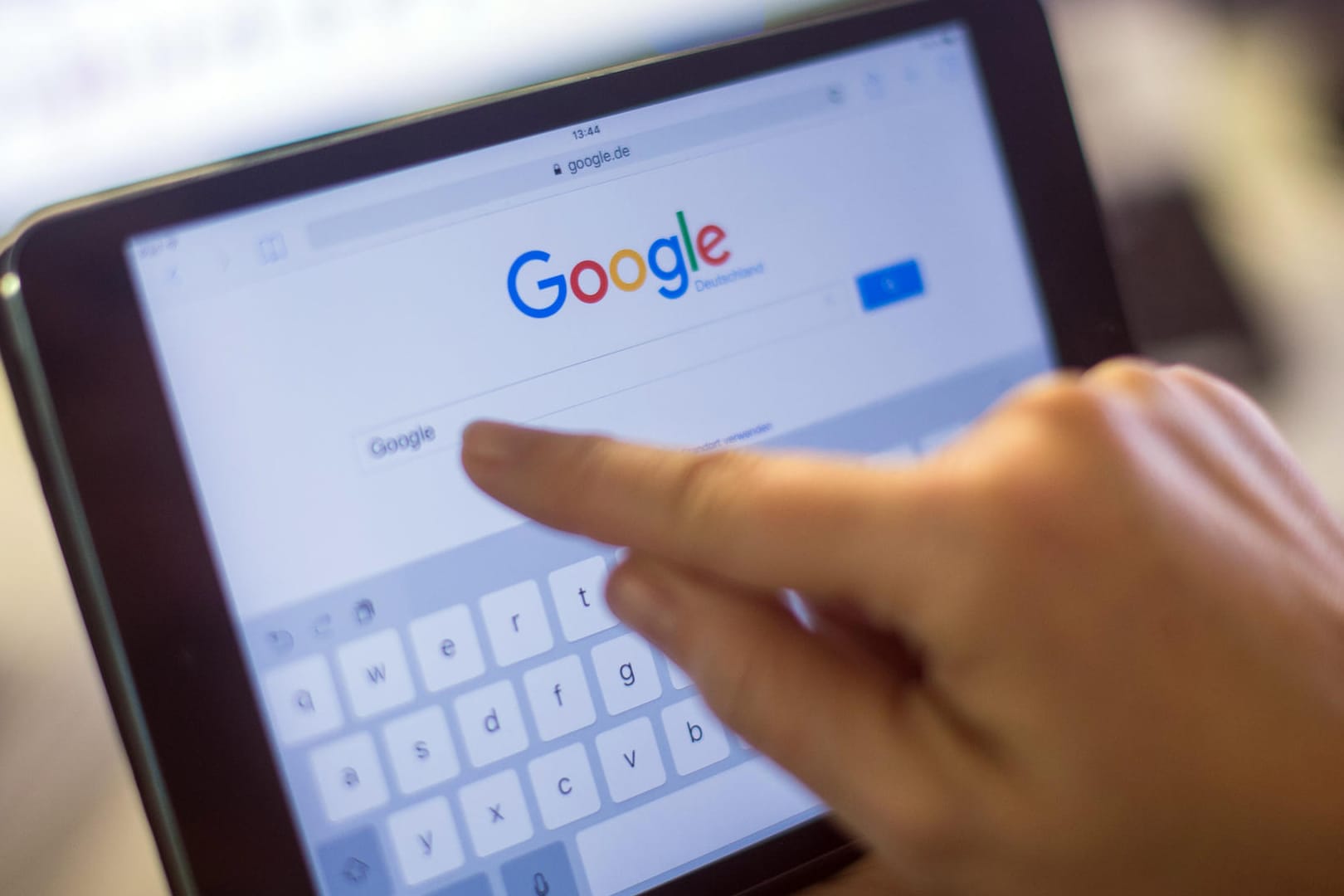 Google-Suche auf einem iPad Mini 2: EU-Bürger haben ein Recht auf Vergessenwerden. Das hat Einfluss auf die Suchergebnisse, die Google zu einer Person anzeigt.