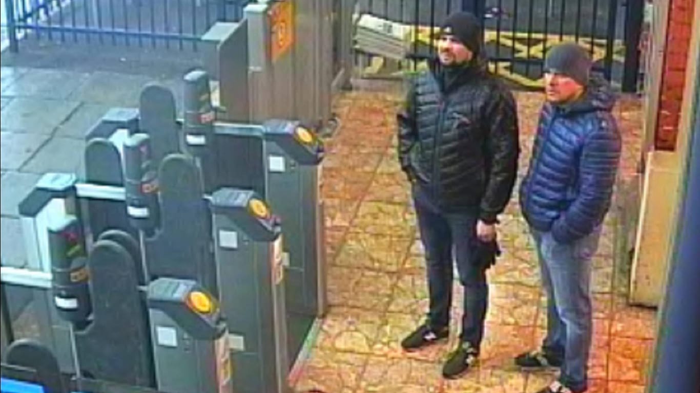 Die zwei Verdächtigen: Die britischen Behörden hatten vergangene Woche Namen und Fahndungsfotos der beiden veröffentlicht.