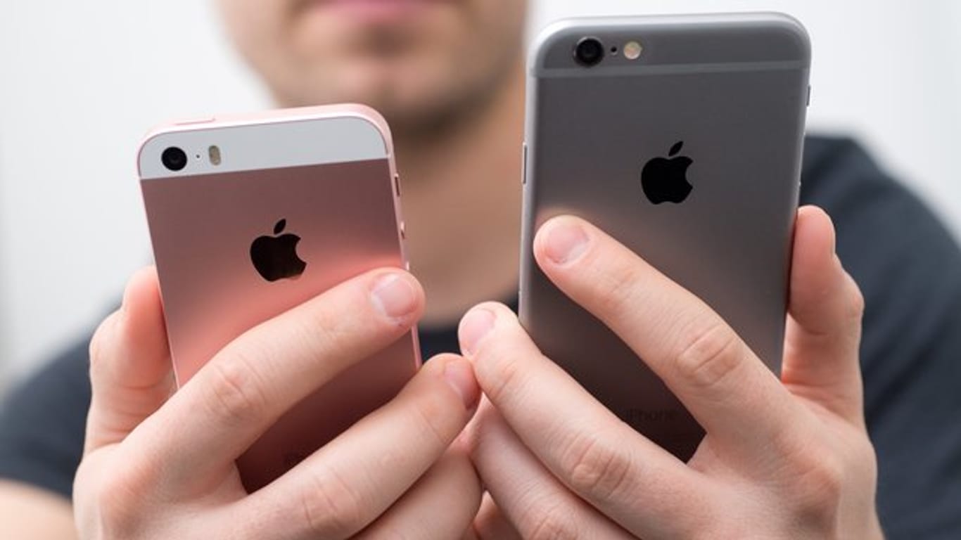 Tschüss iPhone SE (links) und iPhone 6S (rechts): Mit der Einführung der neuen iPhone-X-Reihe nimmt Apple die Modelle von 2015 und 2016 aus dem Apple Store.