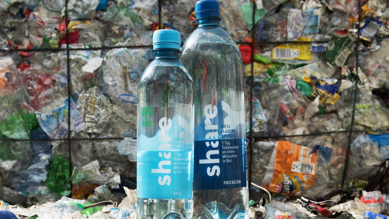 Flaschen aus Recyclat: Die neuen Wasserflaschen haben den Vorteil, dass kein neues Plastik bei der Produktion hinzugefügt wird.