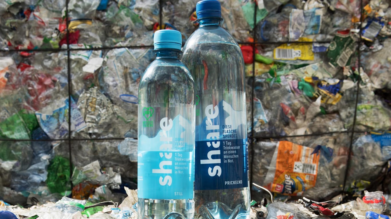 Flaschen aus Recyclat: Die neuen Wasserflaschen haben den Vorteil, dass kein neues Plastik bei der Produktion hinzugefügt wird.