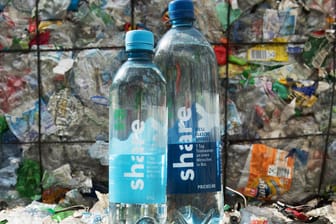 Flaschen aus Recyclat: Die neuen Wasserflaschen haben den Vorteil, dass kein neues Plastik bei der Produktion hinzugefügt wird.