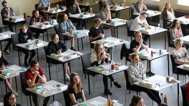 Viele Jugendliche sehen Mädchen im Sprachunterricht und Jungen im Sportunterricht bevorzugt.