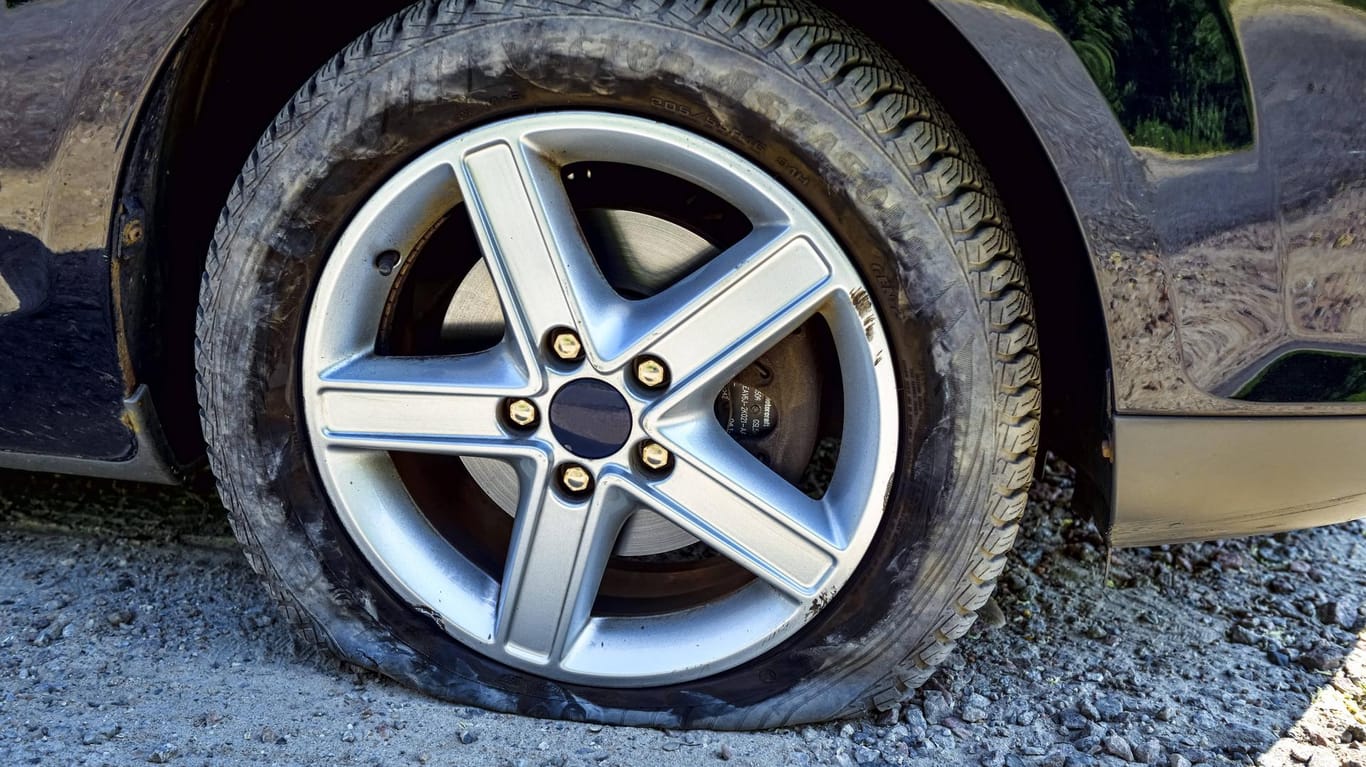 Platter Reifen an einem Auto: Nach fünf Jahren konnte die Polizei den Übeltäter in Sachsen fassen. (Symbolbild)