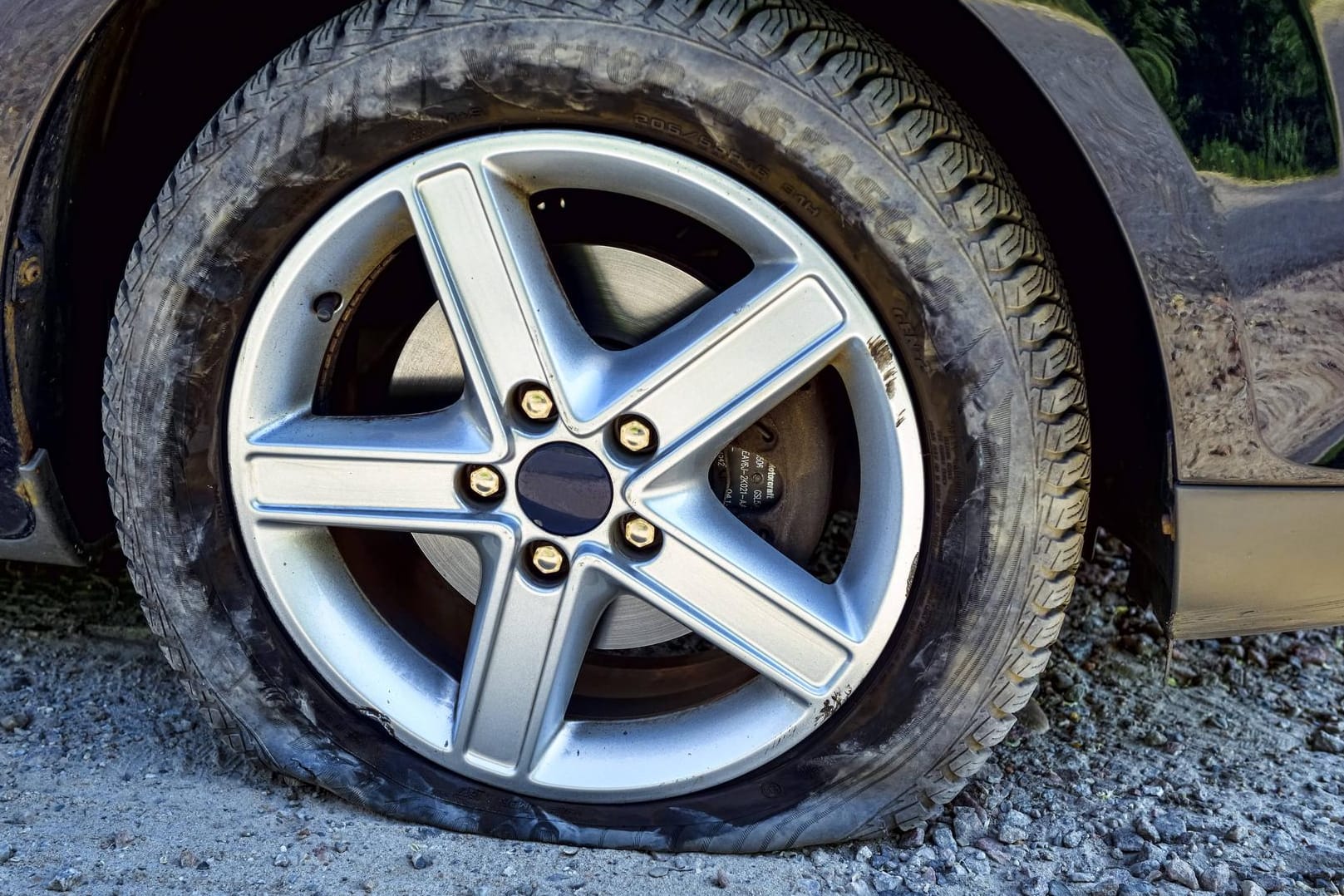 Platter Reifen an einem Auto: Nach fünf Jahren konnte die Polizei den Übeltäter in Sachsen fassen. (Symbolbild)