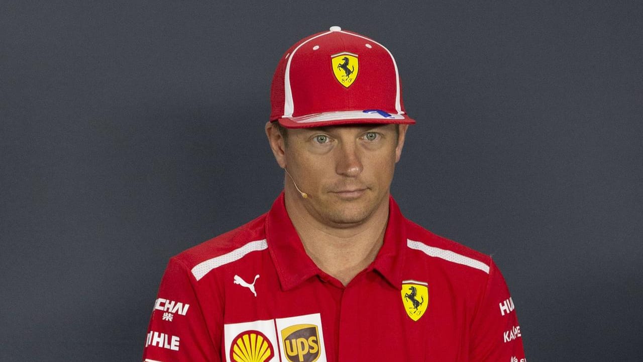 Kimi Räikkönen auf der Pressekonferenz in Singapur.