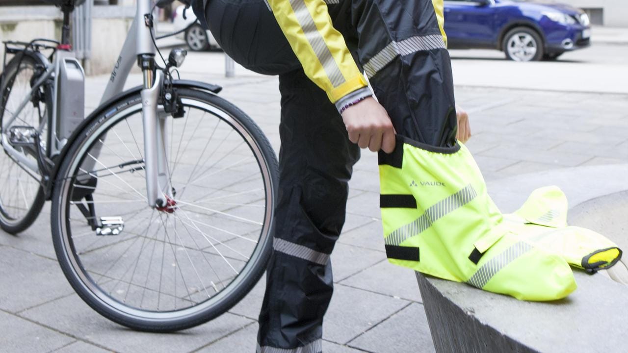 Schuhschutz: Solche Überzieher können die Füße des Radlers bei Regen trocken halten.