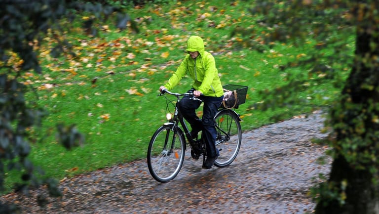 Wind und Wetter trotzen: Wer sich richtig rüstet, kommt auch auf dem Fahrrad warm und trocken durch Herbst und Winter.