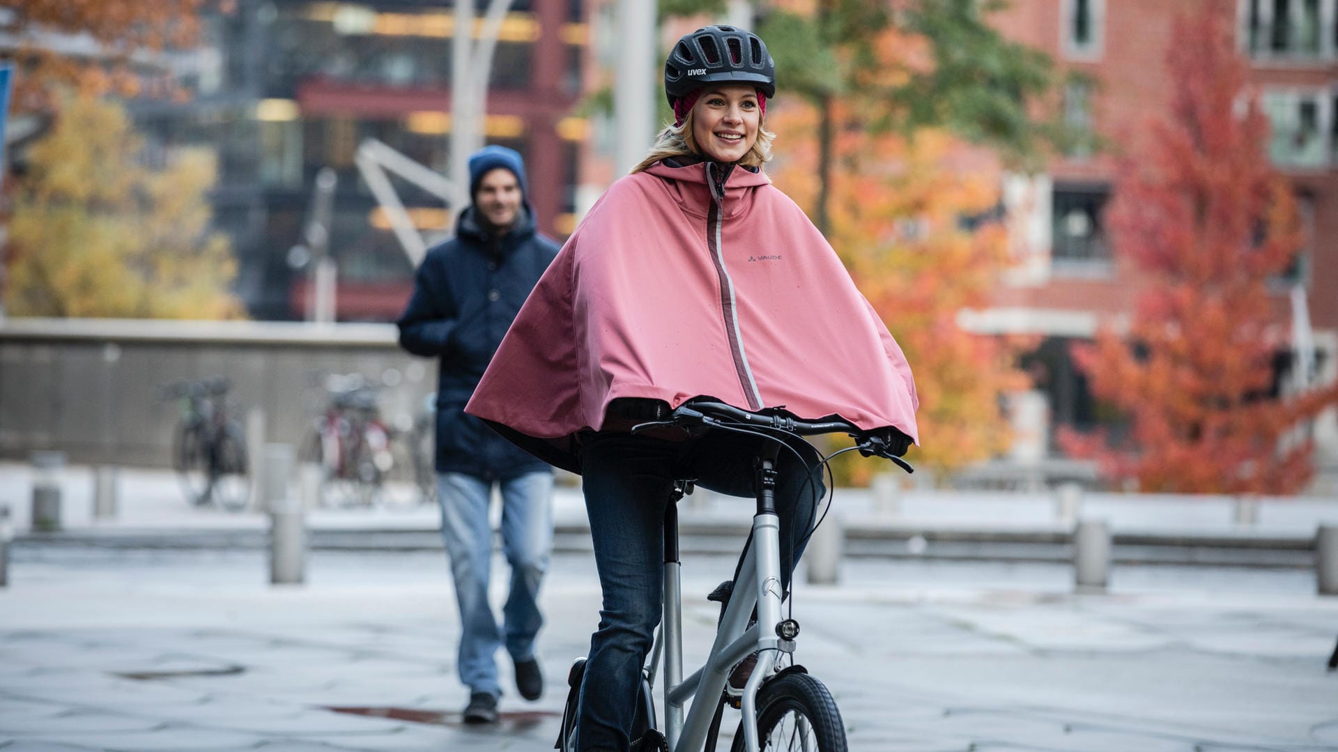 Keine Angst vorm Regen: Capes sind praktisch und leicht verstaubar. Sie schützen in der Regel vor leichtem Regen.