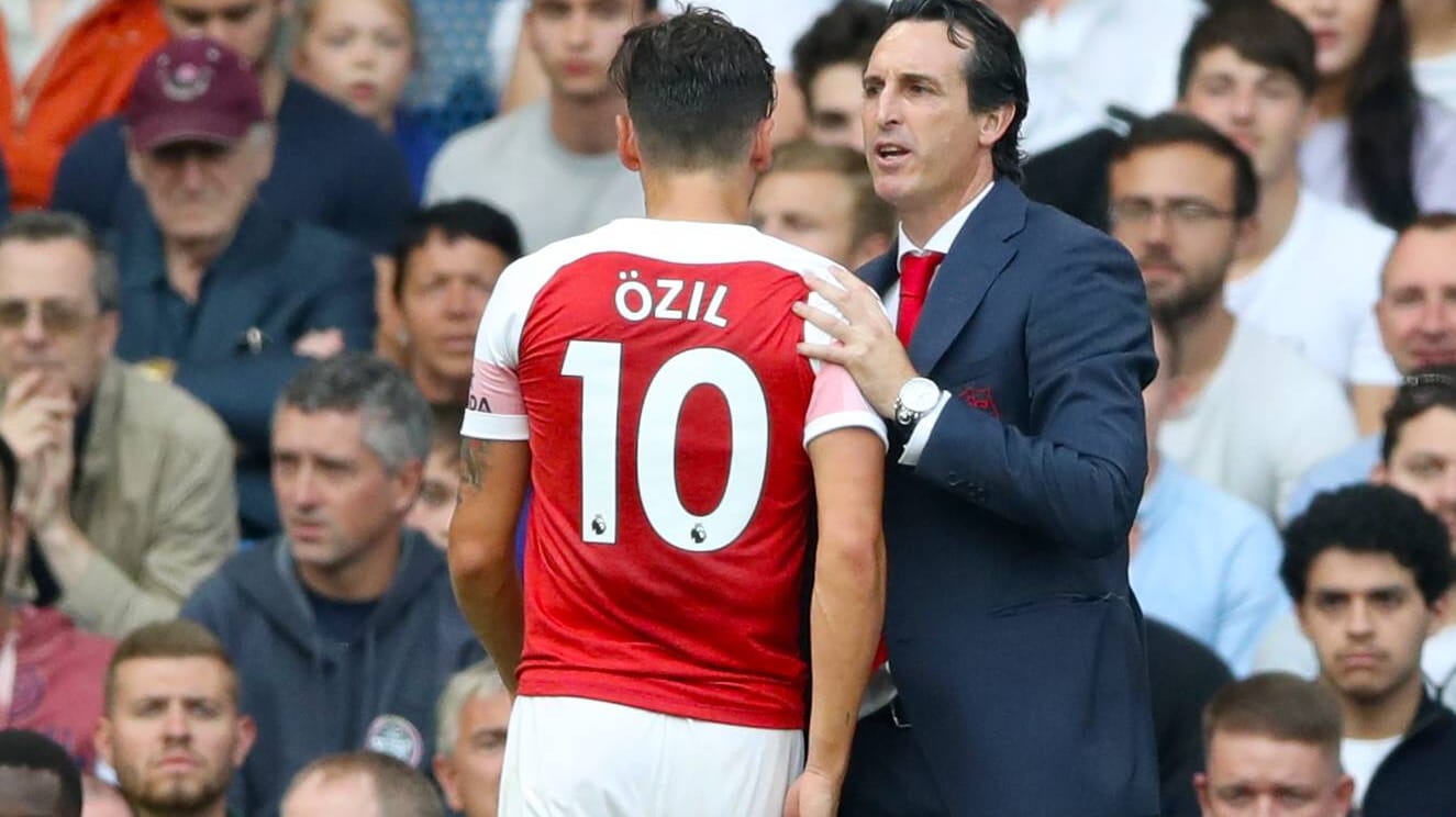 Arsenal-Trainer Emery (r.) mit Mittelfeldspieler Özil.