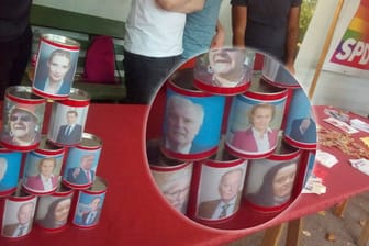 Geschmacklose Auswahl: Die Jusos stellten Dosen auf beklebt mit den Gesichtern von aktuellen Politikern und Beate Zschäpe. Das Foto posteten die Jungpolitiker auf der Facebookseite.