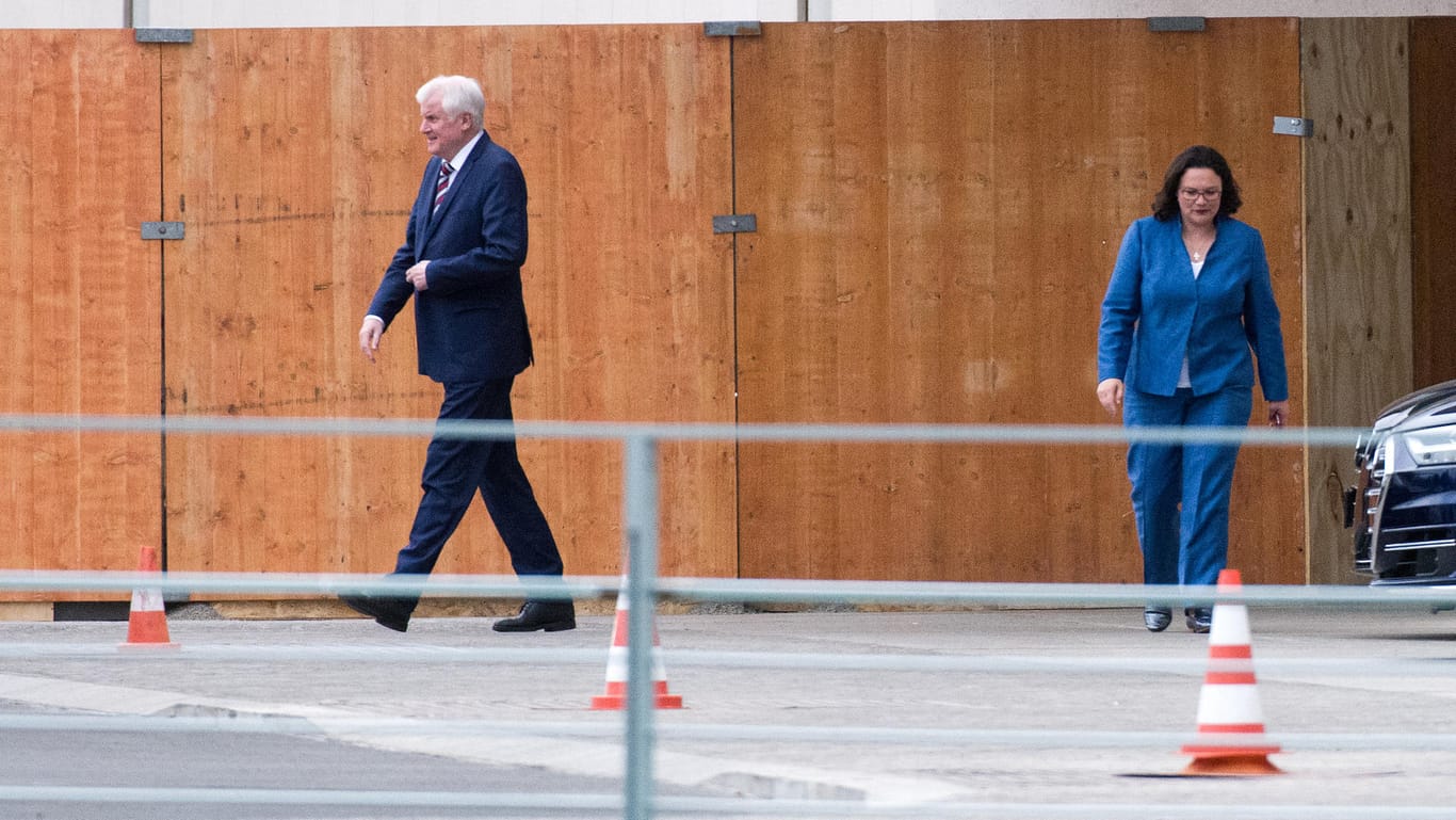 Horst Seehofer und Andrea Nahles kommen nach einem Treffen mit Kanzlerin Merkel aus dem Bundeskanzleramt: Seehofer hatte zuvor Maaßen das Vertrauen ausgesprochen.