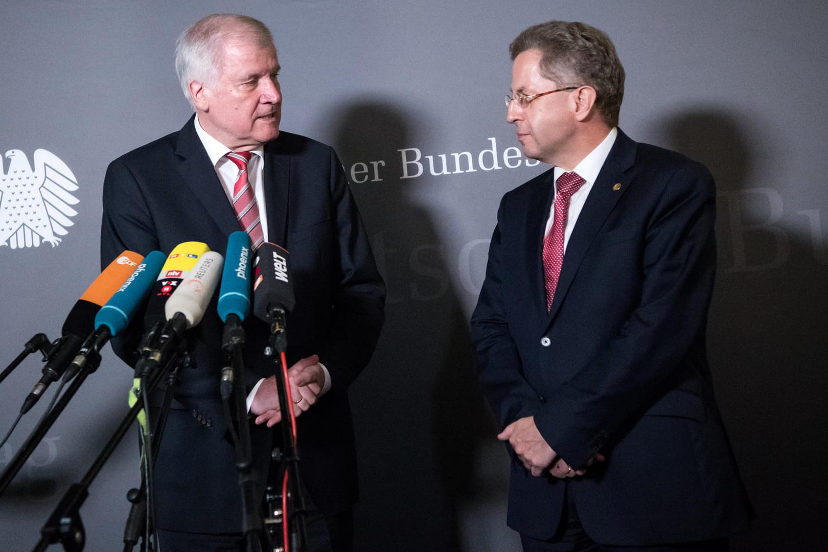 Horst Seehofer äußert sich nach der Sondersitzung des Innenausschusses im Deutschen Bundestag in Anwesenheit von Hans-Georg Maaßen: Der Verfassungsschutzchef musste sich wegen seiner Interview-Äußerung, es habe in Chemnitz keine «Hetzjagden» gegeben, vor dem geheim tagenden Parlamentarischen Kontrollgremium erklären.