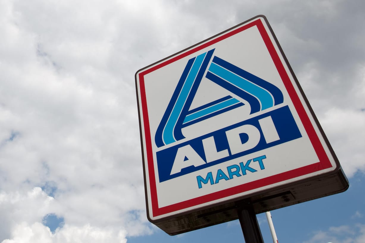 Aldi-Nord-Logo: Der Supermarkt-Discounter Aldi-Nord ruft die Fleischbällchen "Skandinavic's Köttbullar" zurück.