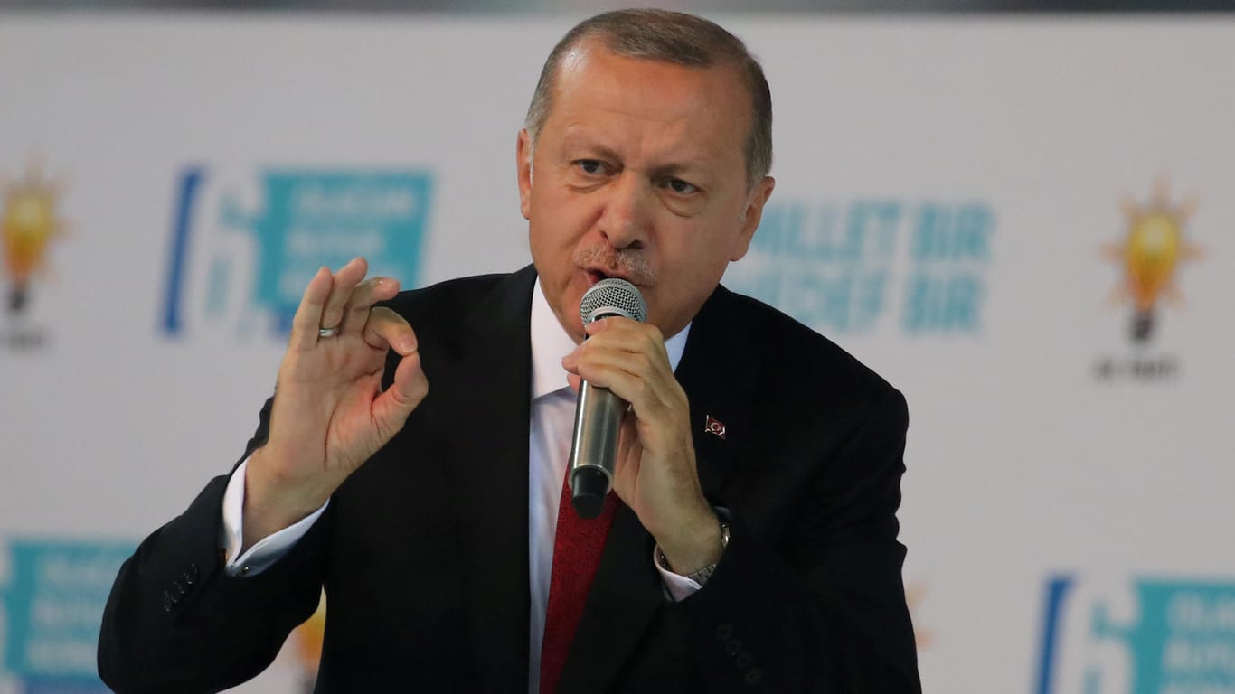 Erdogan bei einer Rede auf einem Kongress der AKP: Der türkische Präsident macht die türkische Notenbank für die Inflation verantwortlich.