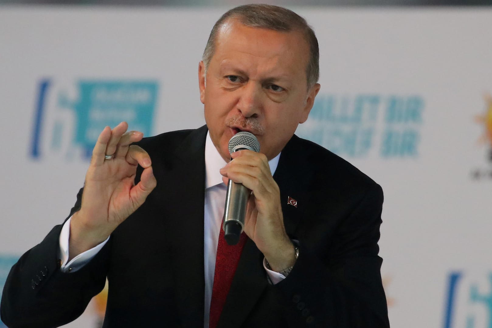Erdogan bei einer Rede auf einem Kongress der AKP: Der türkische Präsident macht die türkische Notenbank für die Inflation verantwortlich.