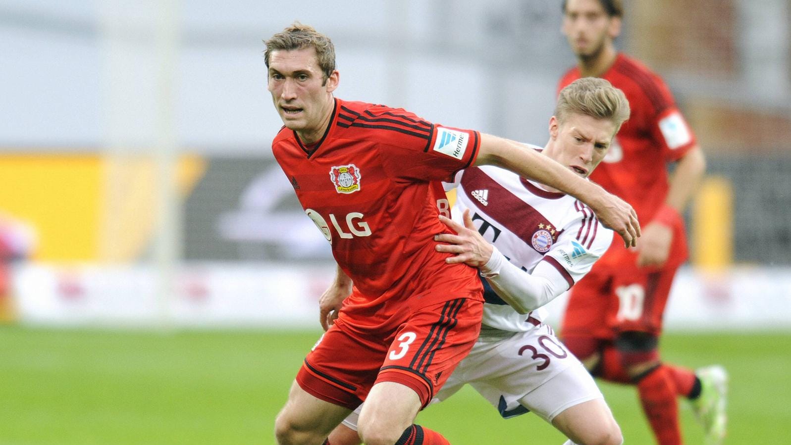 Stefan Reinartz (links) spielte knapp zehn Jahre für Bayer Leverkusen. Hier duelliert er sich mit dem heutigen Bayer-Spieler Mitchell Weiser.