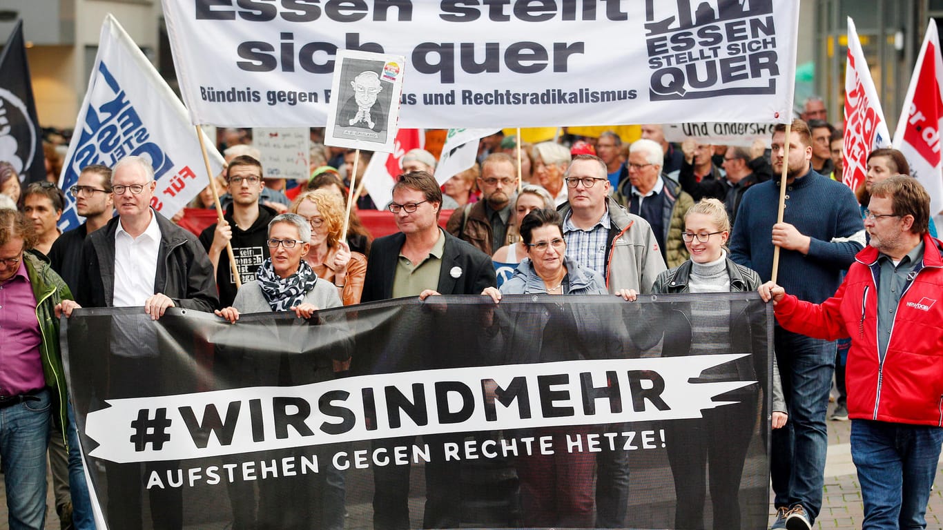 Demonstranten in Essen: Anlass für die Demonstration sind die fremdenfeindlichen Aufmärsche in Chemnitz.
