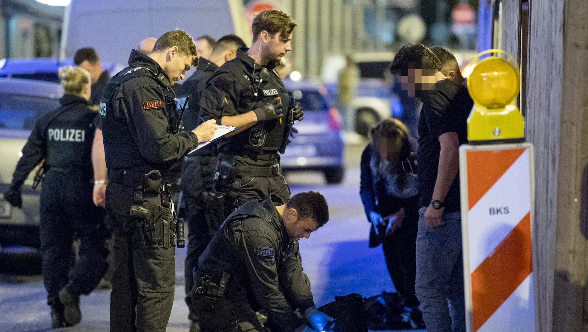 Ein Polizist durchsucht den Rucksack eines Mannes nach Drogen: Bei der nach Polizeiangaben bislang größten Razzia im Bahnhofsviertel waren rund 500 Beamte im Einsatz. Ein Polizist durchsucht den Rucksack eines Mannes nach Drogen: Bei der nach Polizeiangaben bislang größten Razzia im Bahnhofsviertel waren rund 500 Beamte im Einsatz.