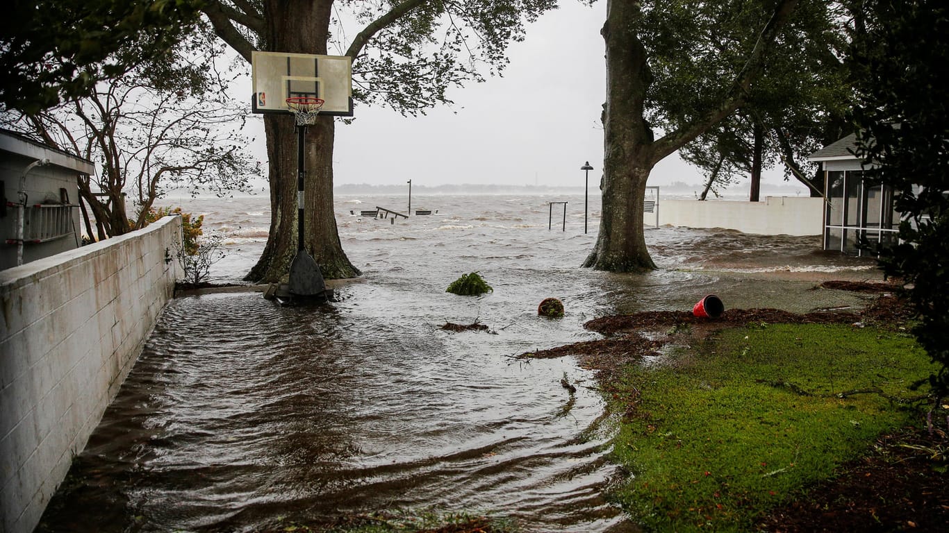 Überflutungen in New Bern, North Carolina: Der Fluss Neuse überschwemmt Häuser nachdem erste Ausleger des Sturms auf Land treffen.