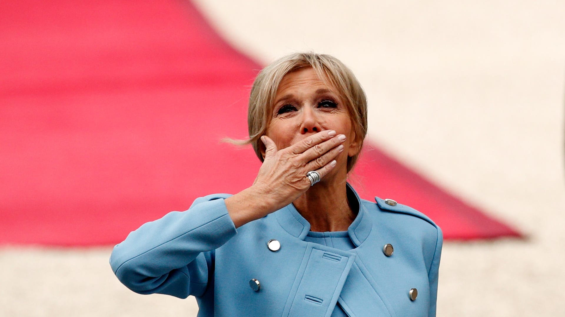 Brigitte Macron: Die Gattin von Emmanuel Macron gibt ihr Fernsehdebüt in einer TV-Serie. Brigitte Macron: Die Gattin von Emmanuel Macron gibt ihr Fernsehdebüt in einer TV-Serie.