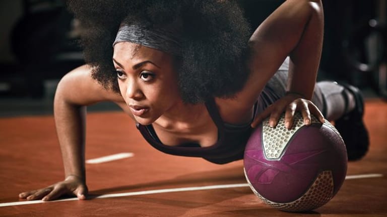 Von Krafttraining in nüchternem Zustand raten Experten ab - der Körper benötigt Energie für das Training.