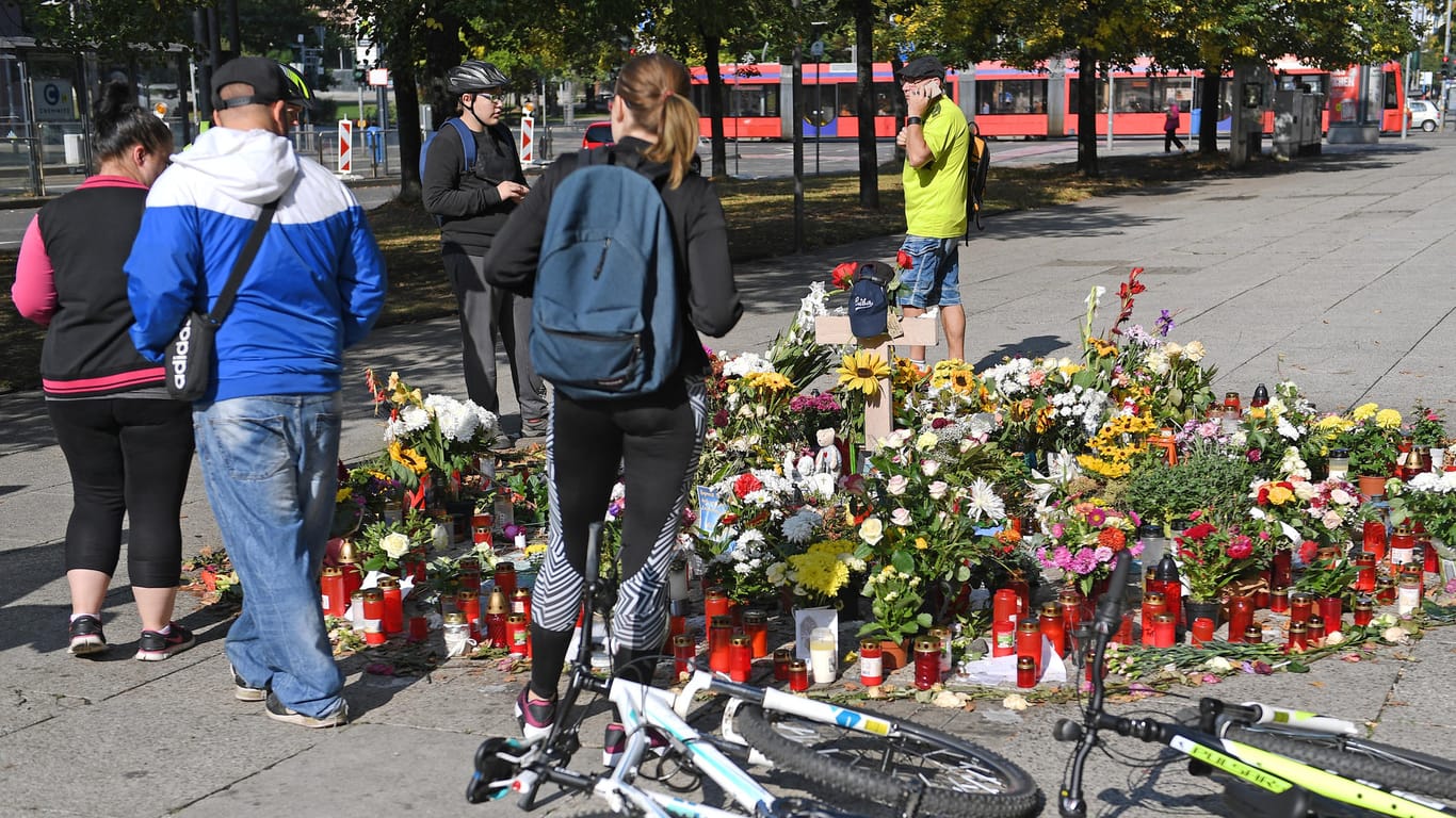 Blumen und Kerzen wurden am Tatort im Chemnitz: Nach einem Streit war in der Nacht zum 26. August ein 35-jähriger Mann erstochen worden.