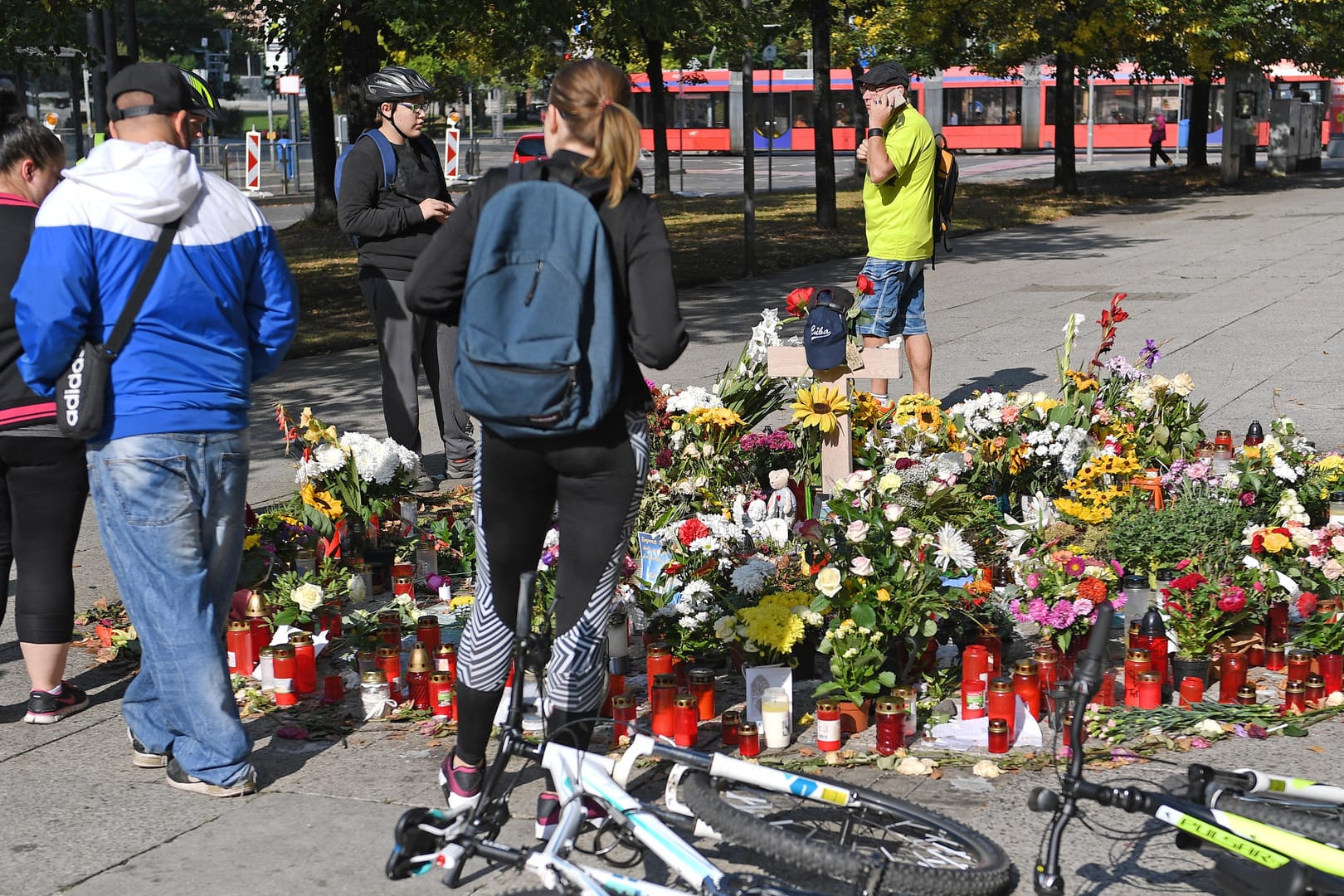 Blumen und Kerzen wurden am Tatort im Chemnitz: Nach einem Streit war in der Nacht zum 26. August ein 35-jähriger Mann erstochen worden.