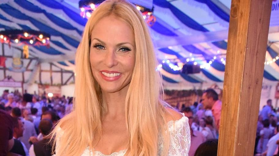 Fesch im Dirndl: Hier trägt Sonya Kraus noch ihre altbekannte Frisur