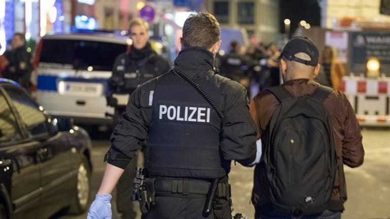 Die Straßen- und Drogenkriminalität im Frankfurter Bahnhofsviertel stehen seit Jahren im Fokus von Polizei und Kommunalpolitik.