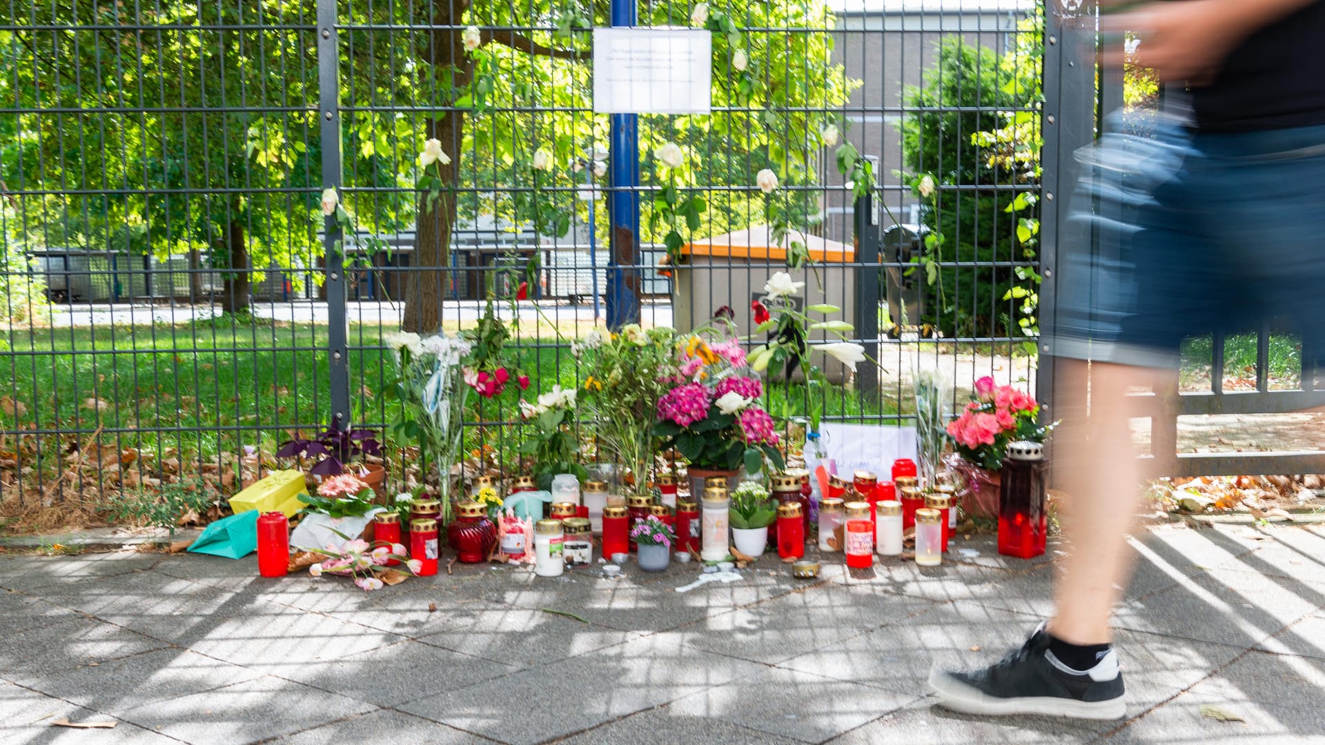 Der Tatort in Düsseldorf: Hier war eine Frau von einem Mann erstochen worden. Der Tatort in Düsseldorf: Hier war eine Frau von einem Mann erstochen worden.