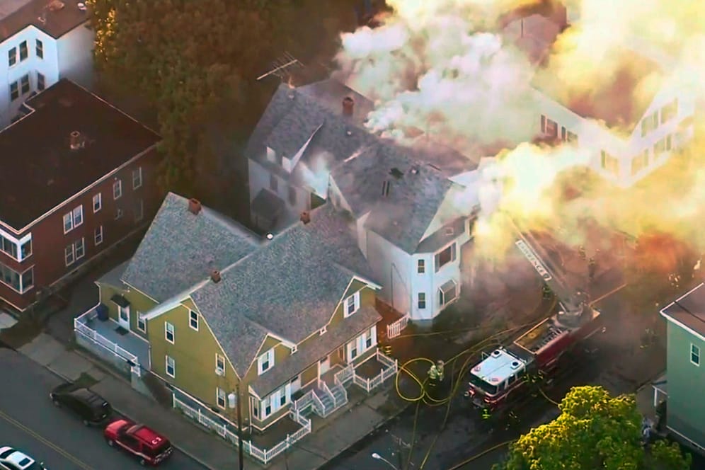 Große Brände nahe Boston: Zehntausende Menschen mussten ihre Häuser verlassen.