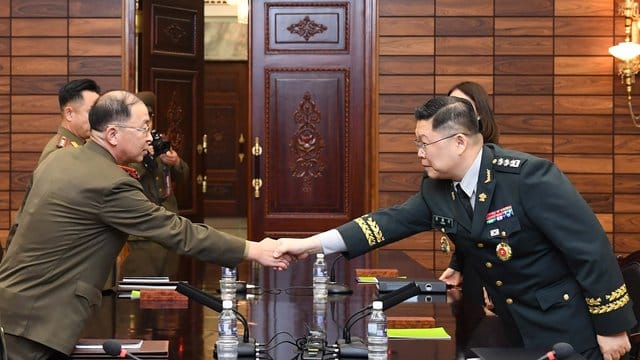 Nord- und südkoreanische (r) Militärs beim Handschlag in Panmunjom.