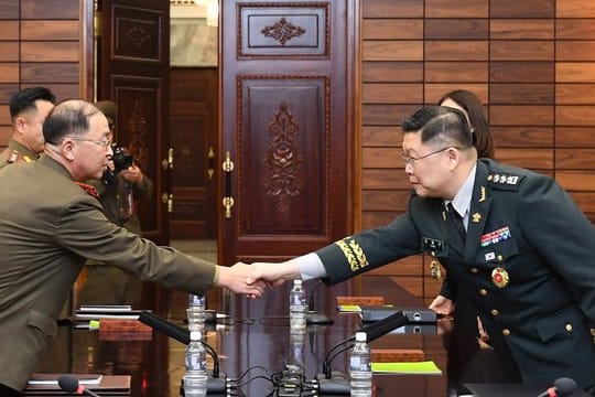 Nord- und südkoreanische (r) Militärs beim Handschlag in Panmunjom.