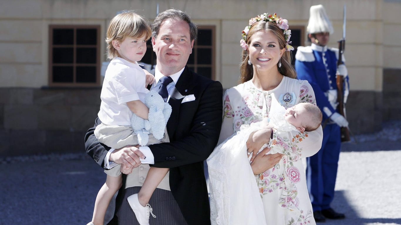 Im Juni wurde die kleine Adrienne getauft: Chris O'Neill posiert mit Söhnchen Nicolas, Prinzessin Madeleine hält ihre jüngste Tochter. Nur ihre Älteste, Prinzessin Leonore, fehlt auf dem Foto.