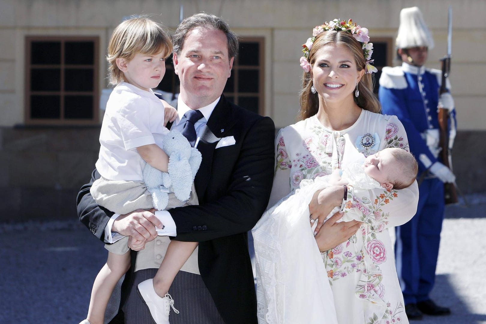 Im Juni wurde die kleine Adrienne getauft: Chris O'Neill posiert mit Söhnchen Nicolas, Prinzessin Madeleine hält ihre jüngste Tochter. Nur ihre Älteste, Prinzessin Leonore, fehlt auf dem Foto.