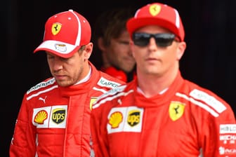 Kimi Räikkönen (r.) und Sebastian Vettel: Die beiden Ferrari-Piloten gehen am Saisonende getrennte Wege.