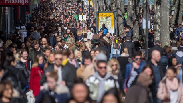 Belebte Königstraße in Stuttgart: Ende 2017 lebten 82,8 Millionen Menschen in Deutschland. Belebte Königstraße in Stuttgart: Ende 2017 lebten 82,8 Millionen Menschen in Deutschland.