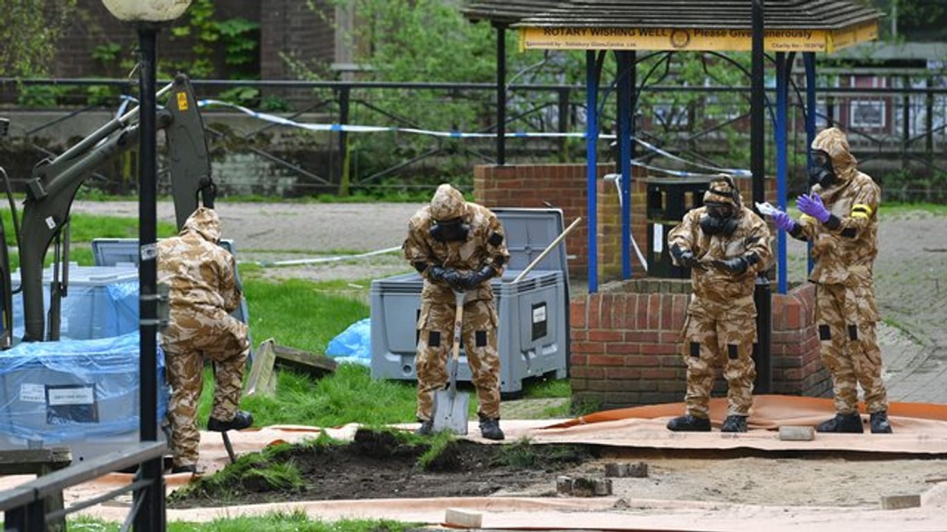 Im britischen Salisbury sichern Soldaten Spuren in der Nähe des Ortes, an dem der vergiftete russische Ex-Doppelagent Sergej Skripal gefunden wurde.