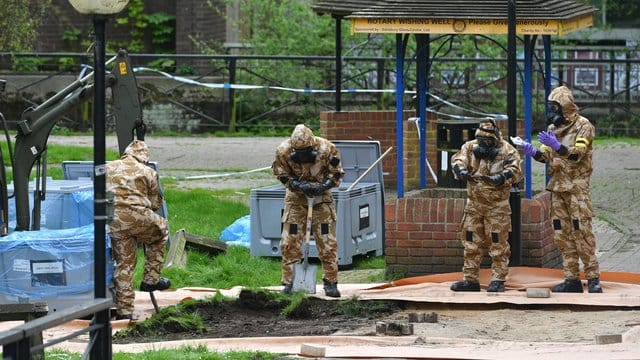 Im britischen Salisbury sichern Soldaten Spuren in der Nähe des Ortes, an dem der vergiftete russische Ex-Doppelagent Sergej Skripal gefunden wurde. Im britischen Salisbury sichern Soldaten Spuren in der Nähe des Ortes, an dem der vergiftete russische Ex-Doppelagent Sergej Skripal gefunden wurde.